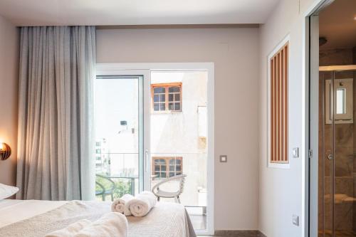Junior Suite with Partial Sea View image 3