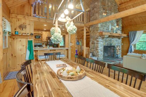 Alexandria Cabin with Patio, Grill and Deck in 布里斯托爾(NH)