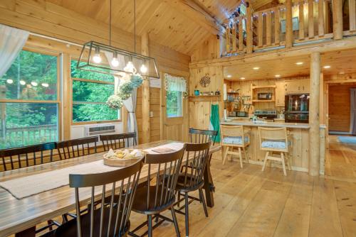 Alexandria Cabin with Patio, Grill and Deck in 布里斯托爾(NH)