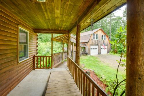 Alexandria Cabin with Patio, Grill and Deck in 布里斯托爾(NH)