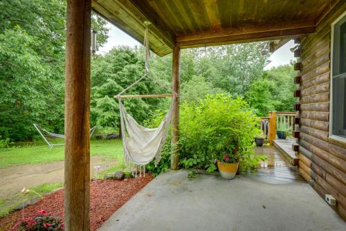 Alexandria Cabin with Patio, Grill and Deck in 布里斯托爾(NH)