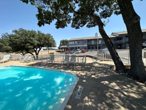 HillView Inn at Six Flags Fiesta - image 10