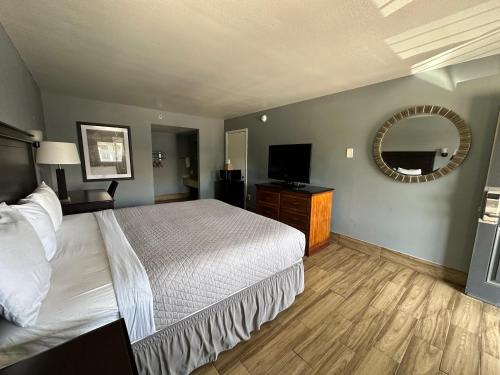 HillView Inn at Six Flags Fiesta - image 3