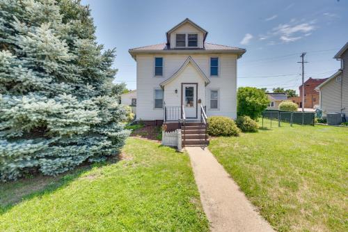 B&B Dyersville - Cozy Iowa Getaway with Patio and Fenced-In Yard! - Bed and Breakfast Dyersville