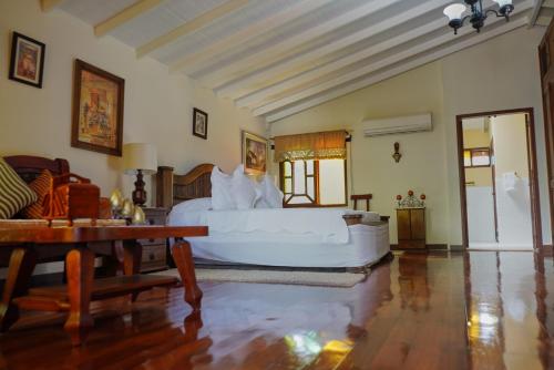 Seven-Bedroom House image 3