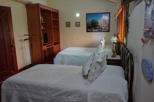 Seven-Bedroom House image 5