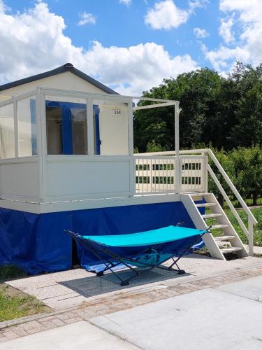 Voormalig strandhuisje in boomgaard in Hengstdijk