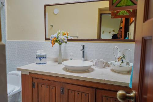 Seven-Bedroom House image 7