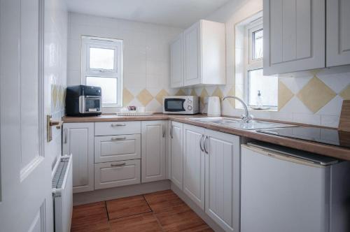 Tlorisi, Rose Cottage - 3 Bed Cottage - New Hedges - Tenby in New Hedges