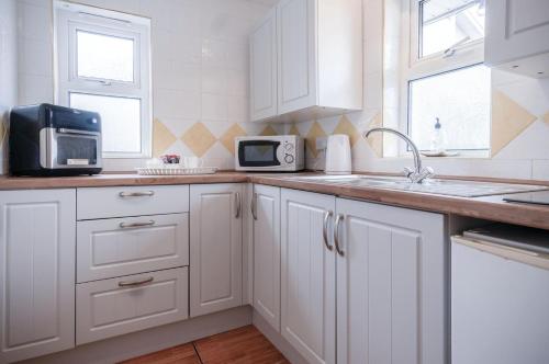 Tlorisi, Rose Cottage - 3 Bed Cottage - New Hedges - Tenby in New Hedges