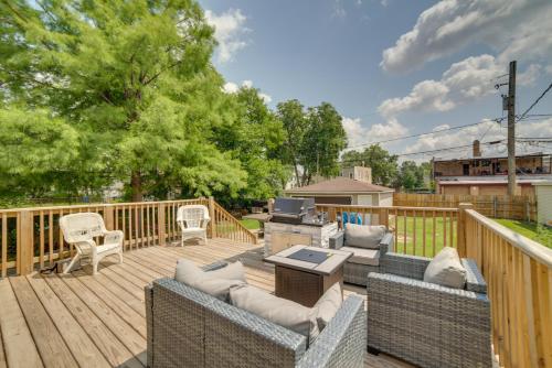 Spacious Chicago Condo with Deck Less Than 9 Mi to Downtown! in Oak Park, USA
