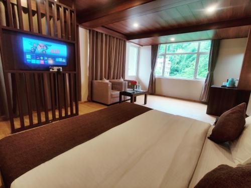 Superior King Room image 10