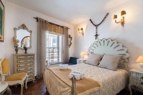 Host Wise - Spacious & Sunny Vintage Apartment at the Beach, Vila do Conde (photo 4)