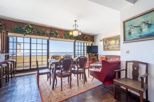 Host Wise - Spacious & Sunny Vintage Apartment at the Beach, Vila do Conde (photo 2)