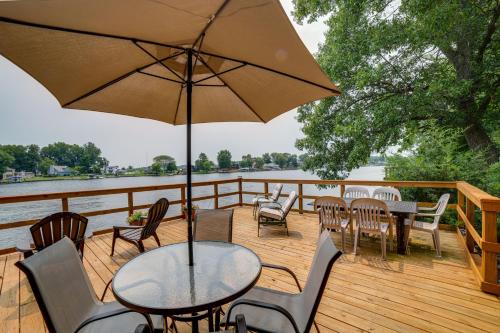 Lakefront Cottage w/ Deck Near Indiana Beach! in Monticello (IN)