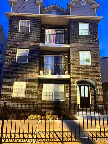 Cozy 2 bedroom near EWR- NYC airport downtown Newark in Newark, USA