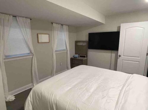 Cozy 2 bedroom near EWR- NYC airport downtown Newark in Newark, USA