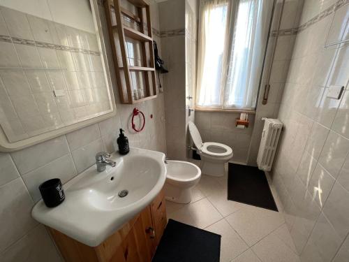 Bathroom, Stazione a 400 metriTeds Home in Melegnano