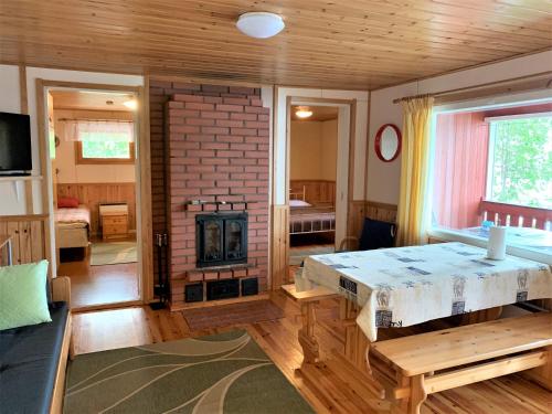 Shared lounge/TV area, Lappalaisen lomamokit Suviranta in Autio
