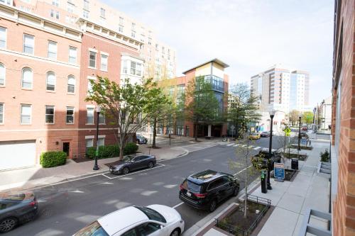 Stylish Condo at Clarendon with Rooftop Views, Arlington (foto 7)