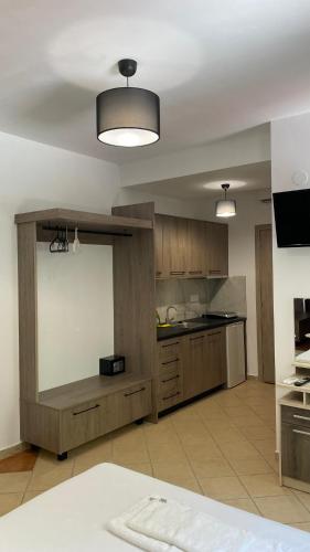 Kitchen, Emerald Suites in Fres