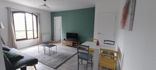 Koplietošanas atpūtas telpa ar TV, Joli 3p - Bas de villa in Saint-Andre-de-la-Roche