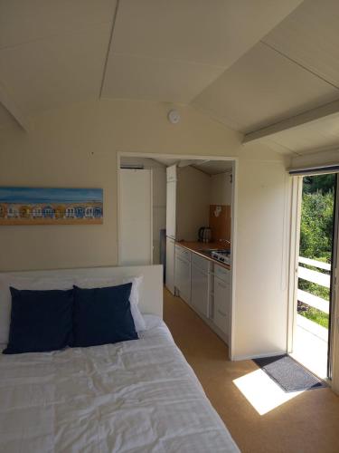  Voormalig strandhuisje in boomgaard in Hengstdijk in Hengstdijk