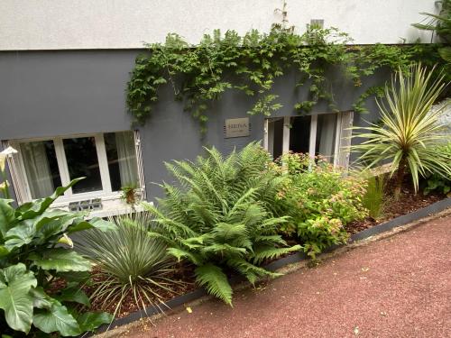 Entrance, appartement independant avec piscine in Saint-Prix (Ile-de-France)