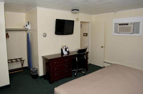 Travelers Inn - image 7