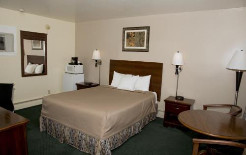 Travelers Inn - image 8