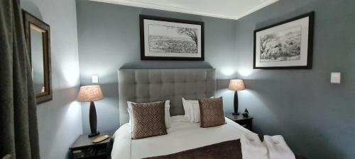 1 queen bed, 2 twin beds
