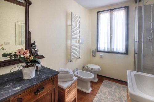 Deluxe Double or Twin Room image 5