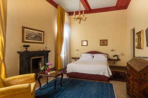 Deluxe King Room image 6