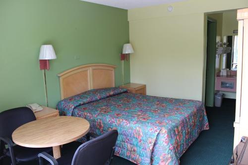 Travelers Inn Gainesville Room Type - Queen Room - Smoking