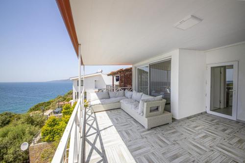 Amazing Villa with Balcony and Gorgeous Sea View in Milas