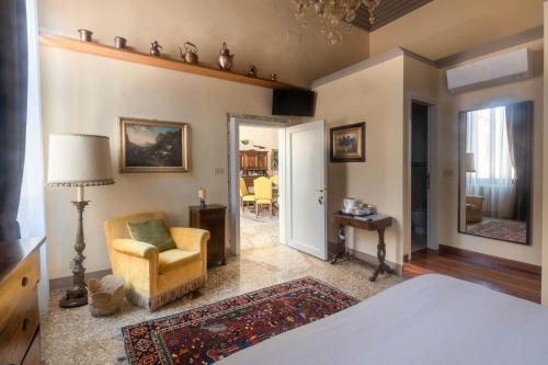 Deluxe King Room image 4