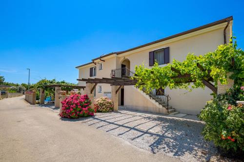 Apartments Bugenvila Brzac