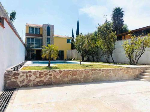 Casa jardín con alberca