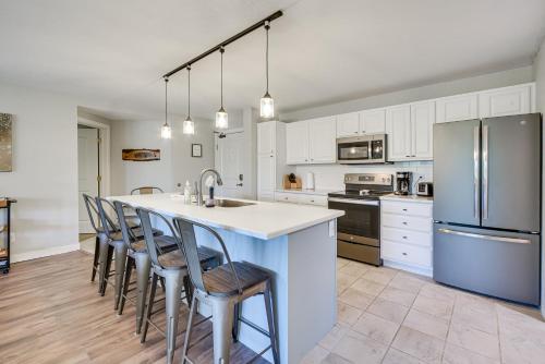 Lakefront Birchwood Condo with Pool and Hot Tub! in Birchwood, USA