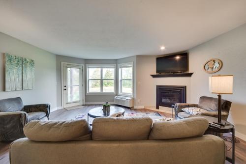 Lakefront Birchwood Condo with Pool and Hot Tub! in Birchwood, USA