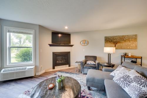 Lakefront Birchwood Condo with Pool and Hot Tub! in Birchwood, USA