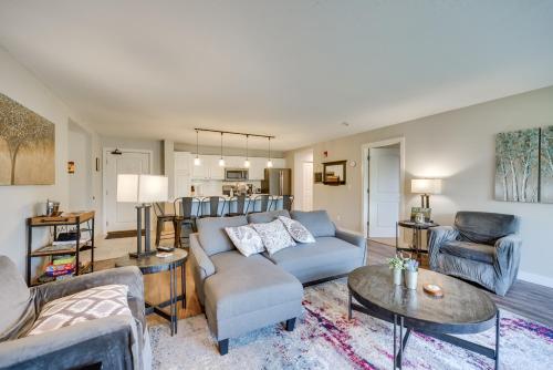 Lakefront Birchwood Condo with Pool and Hot Tub! in Birchwood, USA
