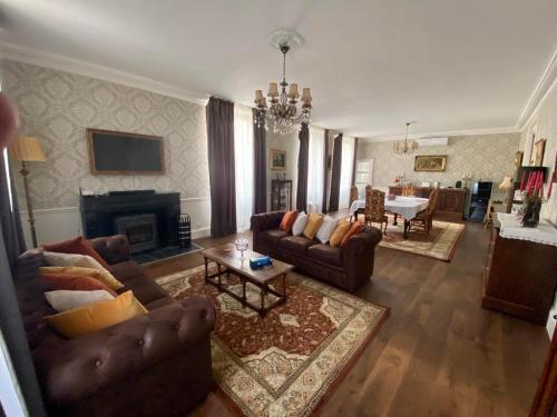 Koplietošanas atpūtas telpa ar TV, Le Grand Berger Chambres D'Hotes in Saint-Simeux