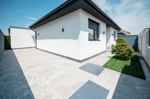 Backyard Jacuzzi House in โตไก