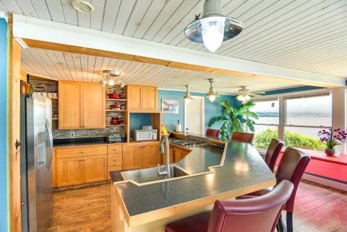 Massachusetts Vacation Rental 5 Mi to Fall River in Somerset, USA