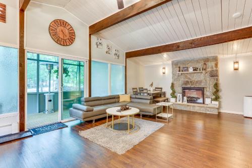 East Stroudsburg Home Near Skiing and Del Water Gap! in East Stroudsburg, USA