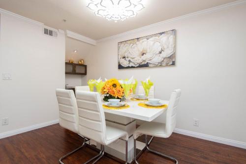 Spacious 2BR/2.5BA + Game Room in Glendale, USA