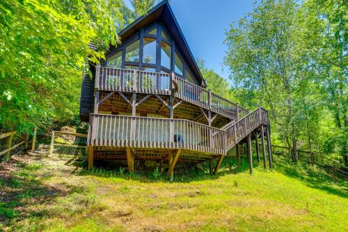 Cozy Murphy Cabin Retreat Hot Tub and Mtn Views! in Murphy, USA