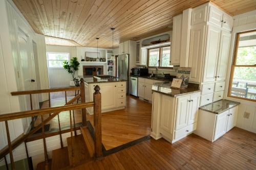 Cozy Mountain Home with River View in Busick, USA