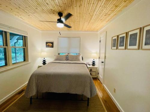 Cozy Mountain Home with River View in Busick, USA